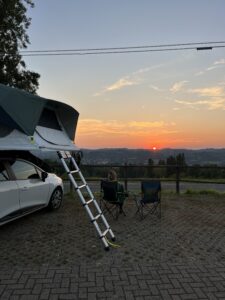 tente de toit mh500 décathlon au couché du soleil